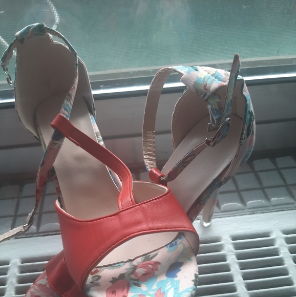 I GOT 2 OF THIS. Beautiful Sandal and very stylish - Picture 4 of 4